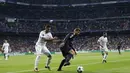 Striker Tottenham, Fernando Llorente, berusaha melewati gelandang Real Madrid, Casemiro, pada laga Liga Champions di Stadion Santiago Bernabeu, Madrid, Selasa (17/10/2017). Kedua klub bermain imbang 1-1. (AP/Fransisco Seco)