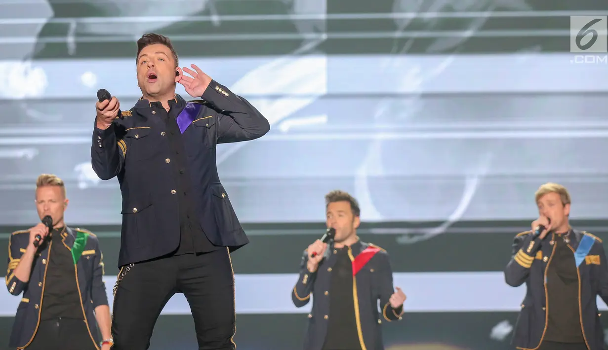 Personel Westlife tampil dalam konser "Westlife - TheTwentyTour 2019" di ICE BSD, Tangerang, Selasa (6/8/2019). Konser ditutup dengan rangkaian lagu You Raise Me Up, Flying Without Wings, dan World of Our Own. (Liputan6.com/Fery Pradolo)