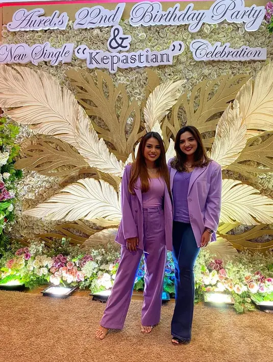 "Cuma aku mikir lagi, 'nggak ah', ntar Kak Loly punya anak, masa anaknya sama adiknya deketan (usianya), jangan dong. Aku pengennya ngurus cucu saja nanti," ujarnya. (Instagram/aurelie.hermansyah)