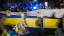 Warga Polandia dan anggota diaspora Ukraina ikut serta dalam demonstrasi di depan Parlemen Polandia di Warsawa untuk menandai peringatan 3 tahun invasi Rusia ke Ukraina pada 24 Februari 2025. (Wojtek RADWANSKI/AFP)