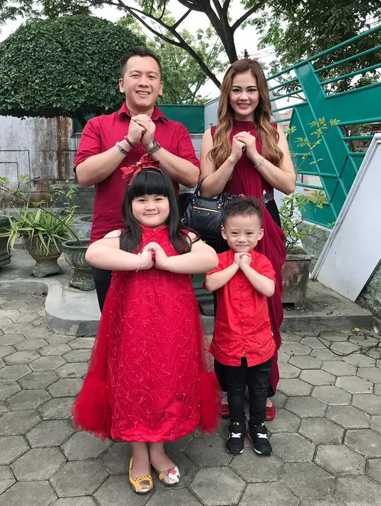 Keluarg Vani Lauw tampak begitu harmonis di berbagai kesempatan. Tak hanya itu ia dan keluarga kecilnya juga kerap tampil kompak dengan baju senada. Seperti kali ini, kompak mengenakan busana serba merah. (Liputan6.com /IG/vanila_79)