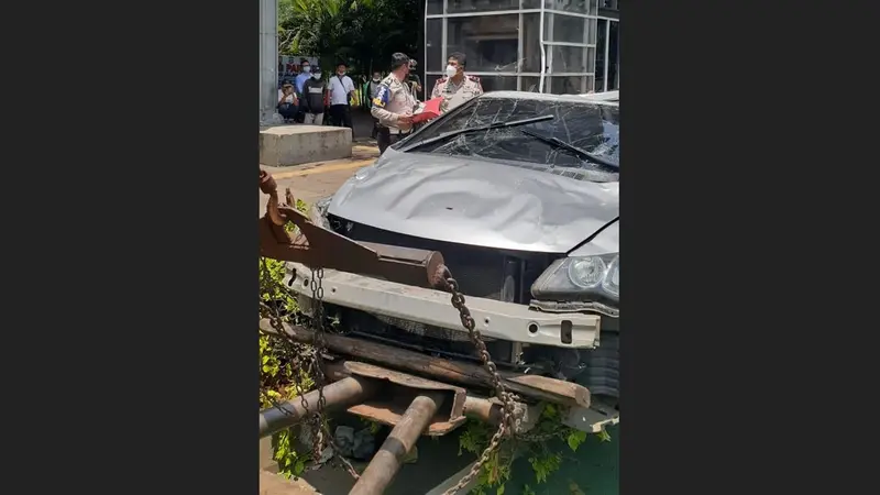 mobil sedan terbalik di depan Polda Metro Jaya, pada Jumat (17/9/2021)