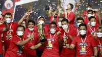 Para pemain Persija Jakarta melakukan selebrasi usai menjuarai Piala Menpora 2021 di Stadion Manahan, Solo, Minggu (25/4/2021). (Bola.com/M Iqbal Ichsan)