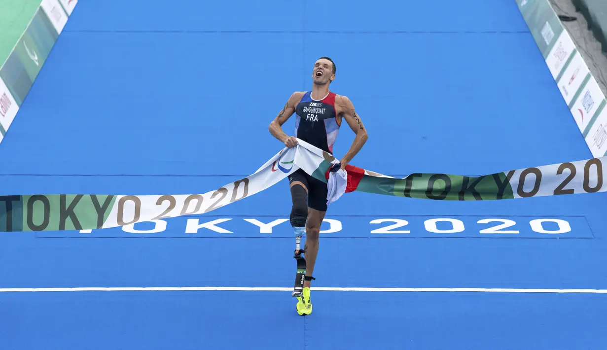 Alexis Hanquinquant FRA dari Prancis melewati garis untuk memenangkan triathlon PTS4 putra pada Paralimpiade Tokyo 2020 di Odaiba Marine Park, Tokyo, Jepang, 28 Agustus 2021. (Joe Toth for OIS via AP)