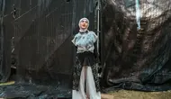 Tampil unik, Feby memadukan kemeja hitam dengan outer tuller semi transparan. Celana kulot dengan aksen brukat bikin tampilannya kian estetik [@fbyputrinc]