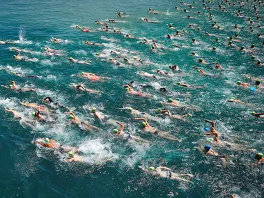 Para peserta memenuhi Danau Zurich saat berpartisipasi dalam perhelatan tahunan di Swiss, 5 Juli 2017. Dalam ajang tersebut, ratusan orang harus bersaing mengarungi Danau Zurich sejauh 1,5 kilometer. (AFP PHOTO / Michael Buholzer)