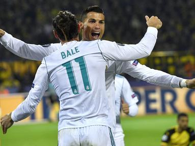 Bintang Real Madrid, Cristiano Ronaldo, merayakan gol yang dicetaknya ke gawang Dortmund pada laga Liga Champions di Stadion Signal Iduna Park, Dortmund, Selasa (26/9/2017). Dortmund kalah 1-3 dari Madrid. (AP/Martin Meissner