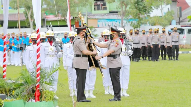 Penyerahan Petaka Tuah Sakti Hamba Negeri Polda Riau dari Irjen Agung Setya Imam Effendi ke Irjen Muhammad Iqbal.
