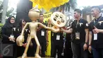 Sejumlah Polisi berpose dengan replika rol film, Jakarta, Minggu (16/4). Memperingati ulang tahun Korps Polri ke-72, festival film pendek dan film animasi bertajuk Police Movie Festival digelar untuk yang keempat kalinya. (Liputan6.com/Angga Yuniar)