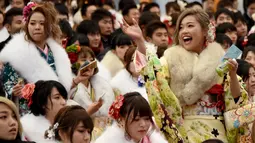 Coming of Age Day merupakan perayaan untuk menyambut datangnya kedewasaan yang sudah menjadi tradisi di Jepang, Senin (9/1). Gadis-gadis yang mulai menginjak usia 20 tahun merayakannya dengan berkimono. (AFP Photo/ TORU YAMANAKA)