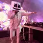 Aksi DJ Marshmello saat tampil di panggung Sahara pada hari ke 3 Coachella Valley Music & Arts Festival (Minggu kedua) di Empire Polo Club pada tanggal 23 April 2017 di Indio, California, AS (23/4). (Christopher Polk / Getty Images untuk Coachella / AFP)