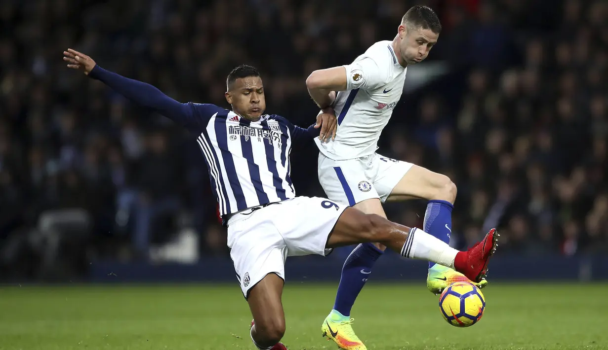 Bek Chelsea, Gary Cahill, mengamankan bola dari gelandang West Bromwich, Salomon Rondon, pada laga Premier League di Stadion The Hawthorns, West Bromwich, Sabtu (18/11/2017). West Bromwich kalah 0-4 dari Chelsea. (AP/Nick Potts)