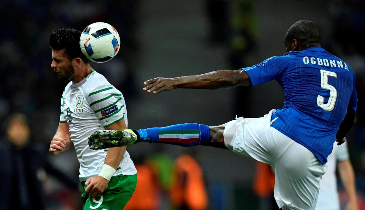 Duel antara pemain Irlandia dan Italia pada laga Grup E Piala Eropa 2016 di Stade Pierre Mauroy, Lille, Kamis (23/6/2016) dini hari WIB. (AFP/Philippe Lopez)