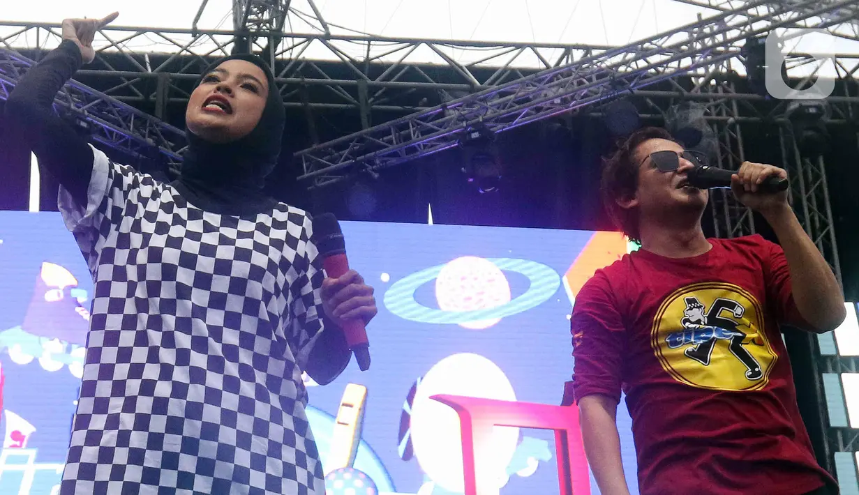 Grup band Kotak dan Tipe-X tampil pada acara doa bersama dan konser amal Salam Satu Jiwa di Bekasi, Jawa Barat, Minggu (8/1/2023). Konser ini merupakan bentuk dukungan dan solidaritas terhadap korban tragedi Kanjuruhan Malang. (Liputan6.com/Herman Zakharia)