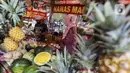 Pedagang mengupas buah nanas di Pasar Mitra Tani (PMT) Pasar Minggu, Jakarta Selatan, Jumat, (7/5/2021). Sehubungan libur Idul Fitri 1442 H, PMT tutup sementara yakni dari tanggal 12-16 Mei 2021. (Liputan6.com/Johan Tallo)