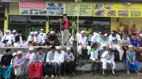 Sekitar 100 warga yang bermukim di kawasan Puncak menggelar aksi peringatan 7 hari kecelakaan bus maut di Tanjakan Selarong, Puncak, Bogor (Liputan6.com/Achmad Sudarno)