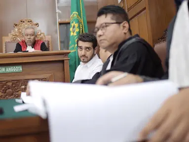 Aktor Fachri Albar (dua kiri) menjalani sidang lanjutan terkait narkoba di PN Jakarta Selatan, Kamis (24/5). Sidang beragendakan mendengarkan keterangan saksi yang dihadirkan Jaksa Penuntut Umum (JPU). (Liputan6.com/Faizal Fanani)