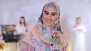 Kartika Putri semakin hari semakin memperdalam ilmu agamanya, terutama di bulan Ramadan kali ini. Dari sederet rencana mulia yang akan dilakukannya di bulan Ramadan ini, salah satunya adalah mengkhatamkan AlQurannya. (Adrian Putra/Bintang.com)