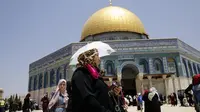 Jemaah muslim Palestina berkumpul untuk berdoa di kompleks Masjid Al Aqsa, Yerusalem (8/6). Masjid Al Aqsa ini merupakan salah satu tempat suci dan penting bagi umat muslim. (AP/Mahmoud Illean)