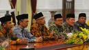 Ketua Umum PP Muhammadiyah Haedar Nashir (ketiga kiri) memberikan penjelasan kepada Presiden Joko Widodo saat bertemu di Istana Kepresidenan. Senin (13/2). (Liputan6.com/Angga Yuniar)