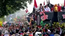 Presiden Joko Widodo melambaikan tangan ke warga dalam Festival Karnaval Khatulistiwa, Pontianak, Sabtu (22/8/2015).Pontianak menjadi tuan pertama Festival Karnaval Khatulistiwa yang diselenggarakan di luar Jakarta. (Liputan6.com/Faizal Fanani)