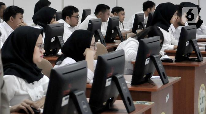 CPNS saat mengikuti SKD di Kantor BKN Pusat, Jakarta, Senin (27/1/2020). Tes SKD CPNS Tahun Anggaran 2019 diselenggarakan mulai 27 Januari hingga 28 Februari 2020 dengan jumlah peserta memenuhi syarat (MS) untuk mengikuti SKD sebanyak 3.364.868 orang. (merdeka.com/Iqbal S. Nugroho)
