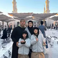 Tampilan Donita saat Umrah Bersama Keluarga di Awal 2025. [@donitabhubiy]