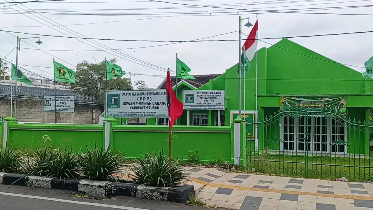 Bendera PDIP berkibar di depan kantor PPP Tuban. (Liputan6.com/Ahmad Adirin)