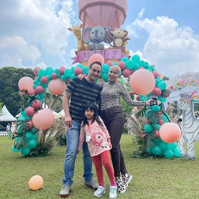 Dikabarkan Segera Menikah, Ini 6 Potret Ferry Irawan dan Anak Angkat Venna Melinda