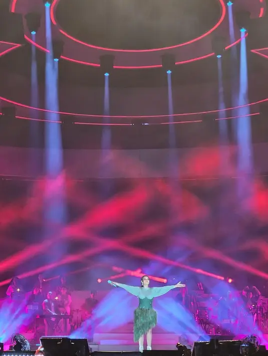 Kembali tampil girly, Raisa kenakan dress bernuansa army dengan detail bustier. Rok asimetris berbulu sukses curi atensi [instagram/npmalina]