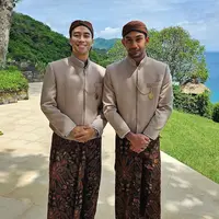 Pernikahan BCL dan Tiko Aryawardhana baru saja dihelat di Bali. Beberapa rekan artis terlihat menjadi bridesmaid dan groomsman di hari bahagia penyanyi tanah air ini. Seperti duo Vidi Aldiano dan Reza Rahadian. [Foto: Instagram/itsmebcl]