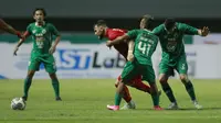 Pemain Persija jakarta, Marko Simic, berusaha melewati pemain PSS Sleman, Asyraq Gufron, pada laga BRI Liga 1 di Stadion Pakansari, Bogor, Minggu (5/9/2021). (Foto: Bola.com/M Iqbal Ichsan)