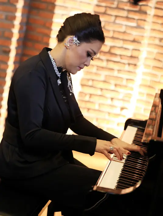 Setelah tak lagi bersama dengan Dewa 19, banyak yang beranggapan musikalitas Ahmad Dhani menurun. Bahkan, tidak sedikit juga yang bilang kurang enak didengar. (Deki Prayoga/Bintang.com)