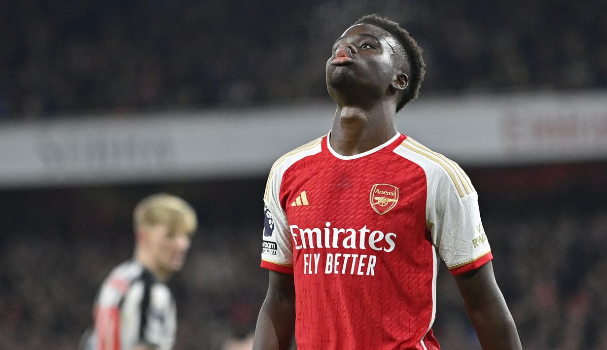 Ekspresi kecewa pemain Arsenal, Bukayo Saka setelah gagal mencetak gol ke gawang Newcastle United pada laga lanjutan Liga Inggris 2023/2024 di Emirates Stadium, London, Inggris, Minggu (25/02/2024) dini hari WIB. (AFP/Justin Tallis)