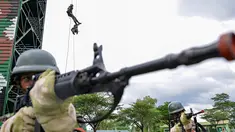 Prajurit TNI dari Batalyon Infanteri Raider berpartisipasi dalam latihan perang gerilya di pangkalan mereka di Banda Aceh, provinsi Aceh, 30 April 2019.  Prajurit batalion raider dilatih  untuk siap melakukan berbagai operasi khusus dan penugasan mendadak. (CHAIDEER MAHYUDDIN / AFP)