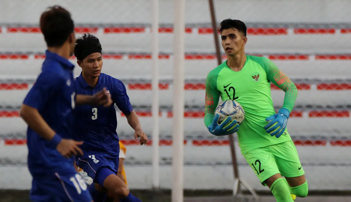 Kiper Timnas Indonesia U-22, Nadeo Argawinata, menangkap bola saat melawan Thailand U-22 pada laga SEA Games 2019 di Stadion Rizal Memorial, Manila, Selasa (26/11). Indonesia menang 2-0 atas Thailand. (Bola.com/M Iqbal Ichsan)