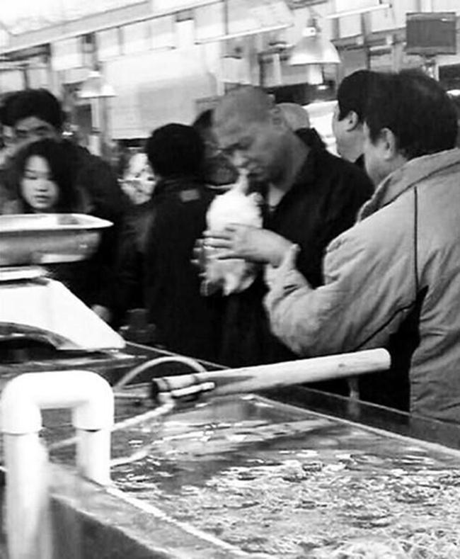 Inilah foto pria yang bibirnya digigit balik oleh kura-kura saat mencoba memakannya | Photo: Copyright shanghaiist.com