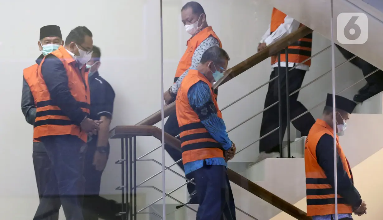 Sejumlah tersangka dugaan suap terkait pengadaan barang dan jasa di Dinas PUPR dan pengesahan APBD Kabupaten Muara Enim Tahun 2019 bersiap mengikuti rilis penetapan dan penahanan di Gedung KPK, Jakarta, Senin (13/12/2021). KPK resmi menahan 15 tersangka baru. (Liputan6.com/Helmi Fithriansyah)
