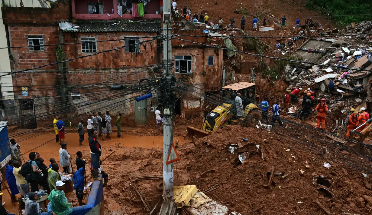Lebih dari 40 orang lainnya dilaporkan masih hilang di negara bagian Minas Gerais, memicu operasi pencarian dan penyelamatan besar-besaran. Tampak dalam foto, tim penyelamat mencari korban di tengah reruntuhan setelah tanah longsor akibat hujan lebat di lingkungan Barrio Parque Jardim Burnier, Juiz de Fora, Negara Bagian Minas Gerais, Brasil, pada 24 Februari 2026. (Pablo PORCIUNCULA/AFP)