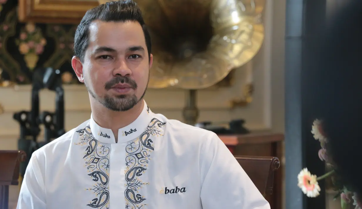 "Saya terima (jadi brand ambassador) karena saya mualaf kan. Saya bisa mengenal agama saya lebih dalam. Karena banyak konten spritual yang bisa kami dalami," ucap Sultan Djorghi di syukuran eBaba di Pondok Indah, Jumat (19/5). (Adrian Putra/Bintang.com)