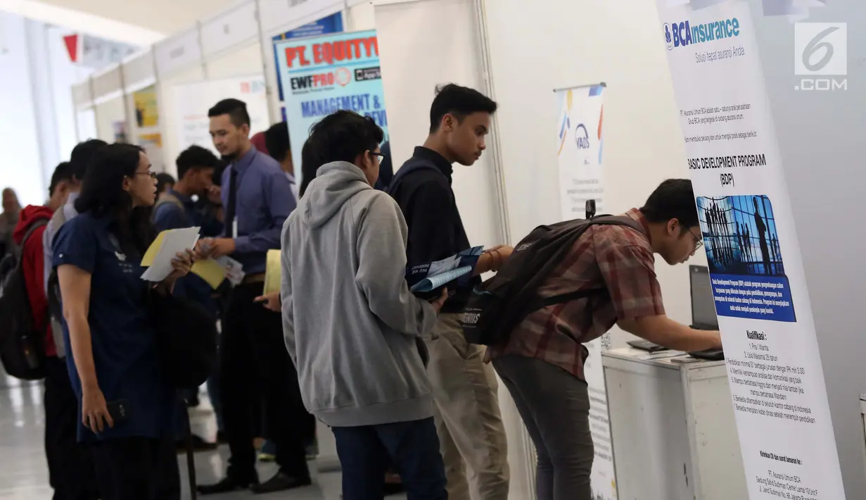 Pencari kerja saat gelaran Job For Career Festival 2019 di area Stadion GBK, Jakarta, Selasa (5/3). Berdasarkan data BPS per Agustus 2018 sebanyak tujuh juta orang Indonesia menganggur. (Liputan6.com/Helmi Fithriansyah)
