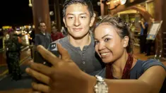 Pebalap Formula 1 asal Indonesia, Rio Haryanto, selfie bersama fans yang menyambutnya di Bandara Soekarno-Hatta, Tangerang, Senin (14/3/2016). (Bola.com/Vitalis Yogi Trisna)