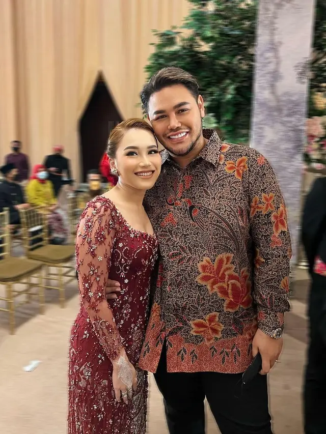 6 Potret Ivan Gunawan dan Ayu Ting Ting di Pernikahan Syifa, Didoakan Berjodoh