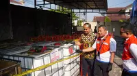 Polisi menyita total 10 ribuan liter solar dilokasi gudang di Cilacap. (Liputan6/Arief pramono)