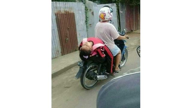 4 Potret Terlalu Ngantuk Tidak Pada Tempatnya Ini Bikin Geleng Kepala