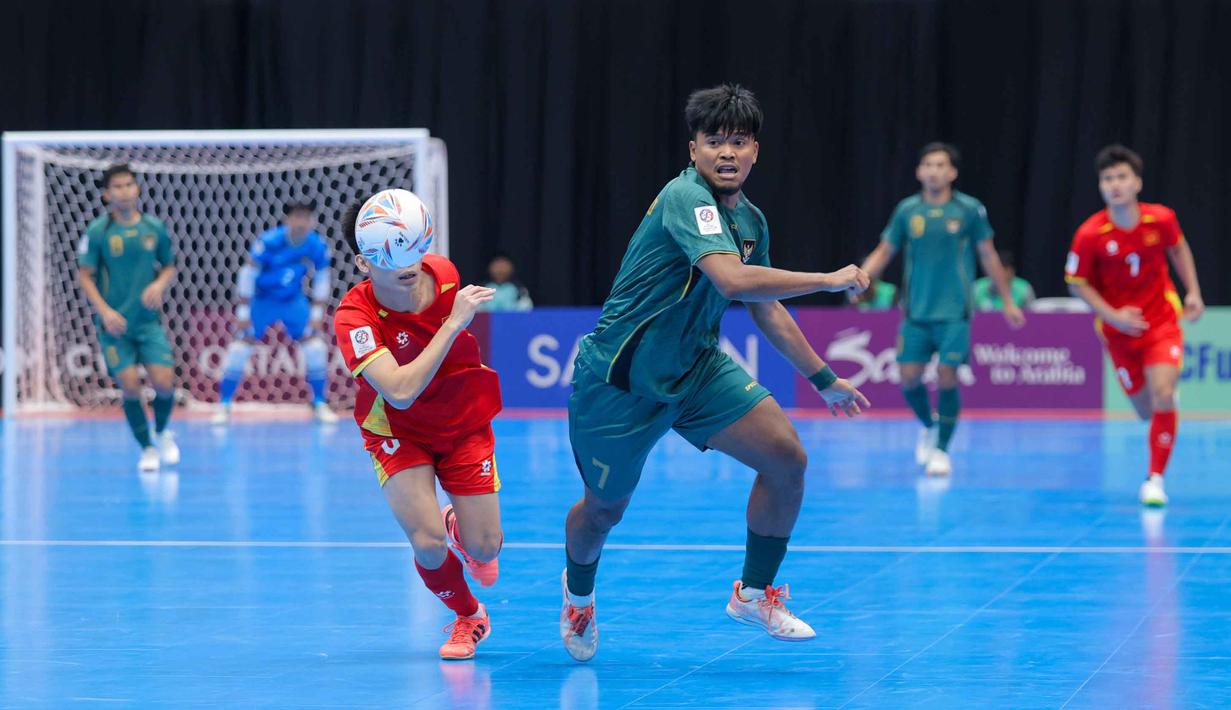 Hingga waktu turun minum tiba, Indonesia unggul 2-0. Tampak dalam foto, pemain Timnas Futsal Indonesia, Syauqi Saud (kanan) saat bertanding melawan Vietnam pada babak perempat final Piala Asia Futsal 2026 di Indonesia Arena, Kompleks Gelora Bung Karno, Senayan, Jakarta, Selasa (3/2/2026). (Bola.com/Bagaskara Lazuardi)