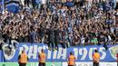Aksi Suporter Bastia, Grup 1905 saat mendukung timnya berlaga melawan Lyon pada lanjutan Ligue 1 Prancis di Armand Cesari stadium, Bastia, (16/4/2017). Laga ini akhirnya dihentikan LFP. (AFP/Pascal Pochard-Casabianca)