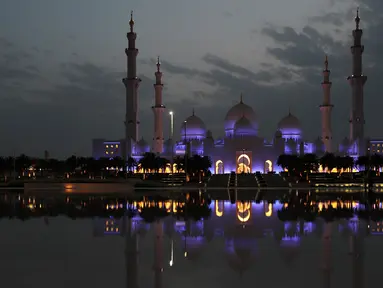 Suasana Masjid Agung Sheikh Zayed ketika umat Muslim bersiap melaksanakan salat tarawih pertama di Abu Dhabi, Rabu (17/5). Masjid ini adalah masjid terbesar ketiga di dunia setelah masjid di Mekkah dan Madinnah. (AFP PHOTO/KARIM SAHIB)