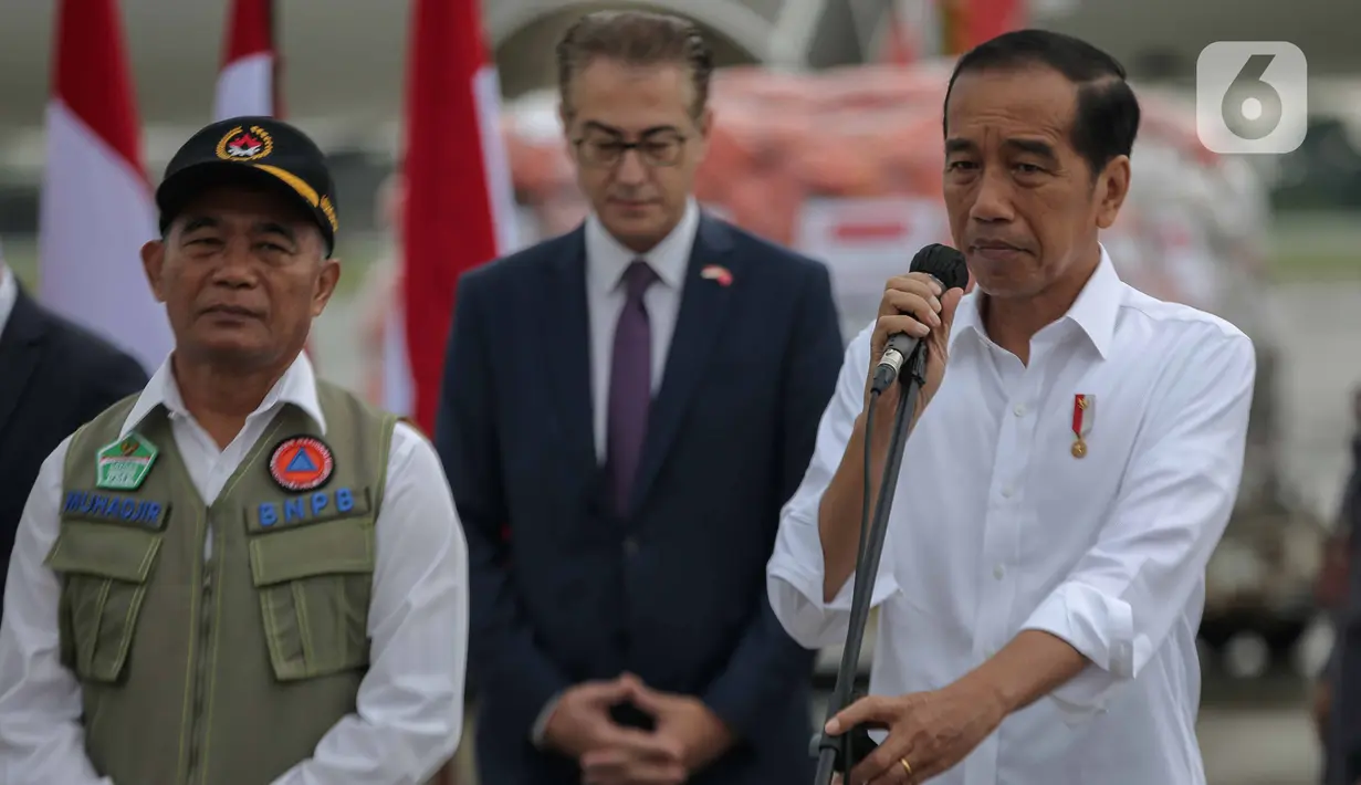 Presiden Joko Widodo memberikan keterangan saat melepas bantuan tahap tiga untuk penanganan gempa di Turki dan Suriah di di Base Ops Lanud Halim Perdana Kusuma, Jakarta, Selasa (21/2/2023). Bantuan Logistik dari Pemerintah Indonesia dibawa menggunakan pesawat ke Turki dan dua pesawat ke Suriah. Bantuan akan langsung diberikan kepada pemerintah negara tersebut. (Liputan6.com/Faizal Fanani)