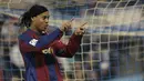 Pemain asal Brasil yang memiliki kemampuan dribble luar biasa ini meraih satu-satunya trofi Ballon d'Or pada edisi 2005 bersama Barcelona usai didatangkan dari PSG pada 2003. Ia mengungguli dua pemain asal Inggris saat itu, Frank Lampard dan Steven Gerrard. (AFP/Diego Tuson)